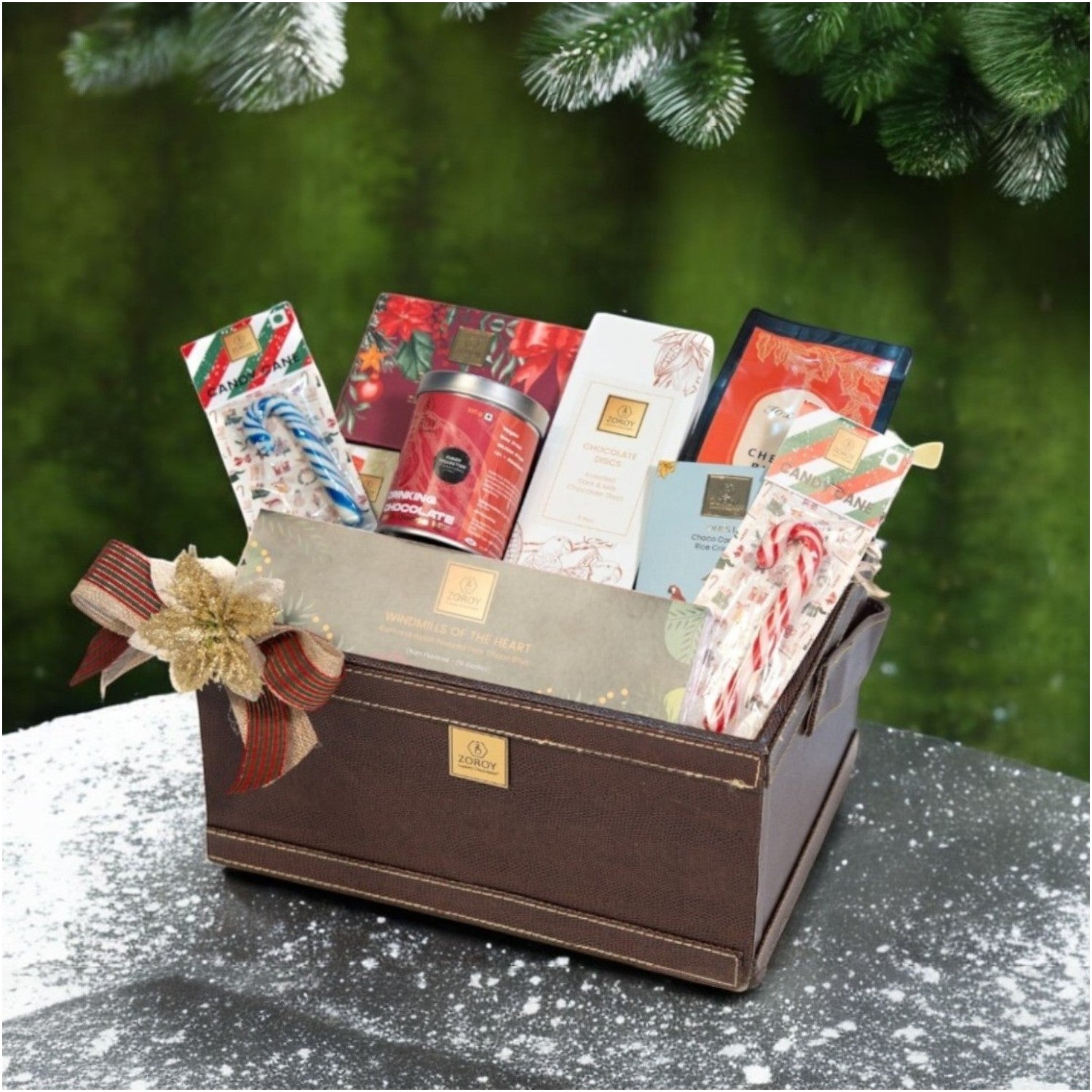 ZOROY LEATHER FEEL CLUB BASKET LARGE | Plum cake | candy canes| gingerbread cookies | raisin and rum flavored chocolate| Drinking chocolate | Ideal for Holiday Christmas New Year and Corporate Gifts