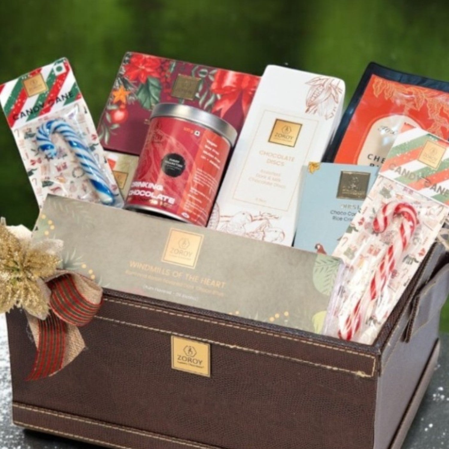 ZOROY LEATHER FEEL CLUB BASKET LARGE | Plum cake | candy canes| gingerbread cookies | raisin and rum flavored chocolate| Drinking chocolate | Ideal for Holiday Christmas New Year and Corporate Gifts