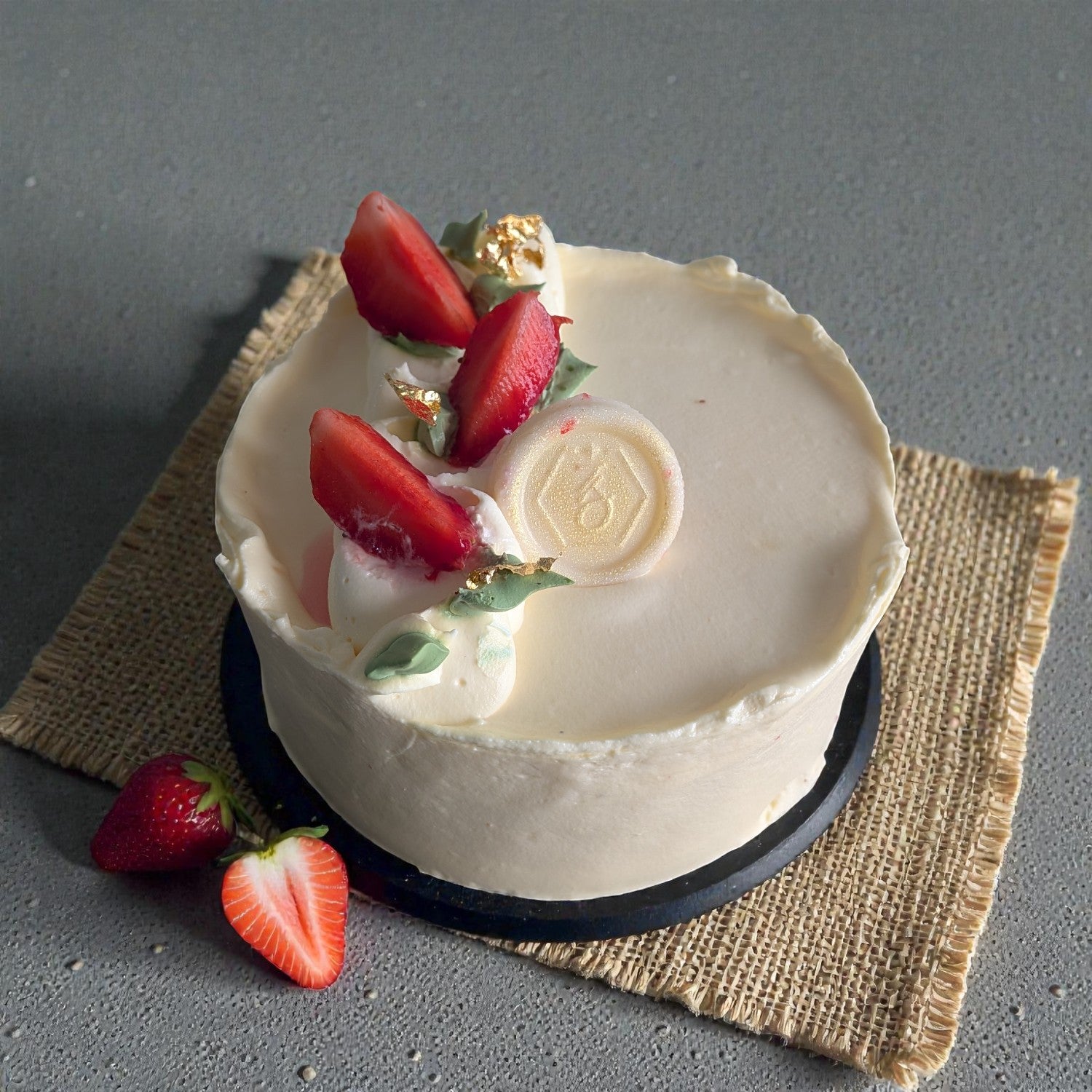 ZOROY Fresh Strawberry cream Eggless Bento cake - 250g