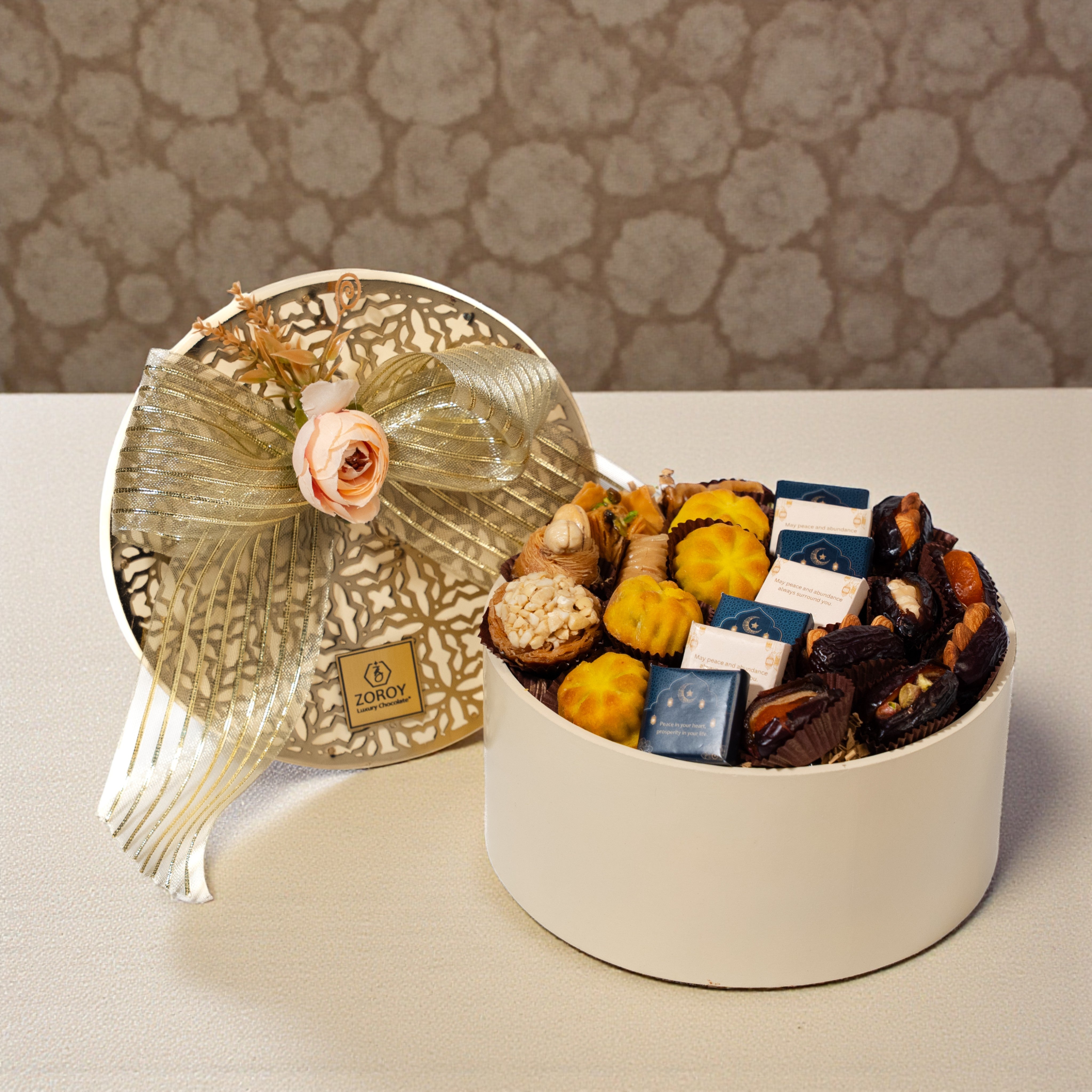 ZOROY Eid & Ramadan Iftar Sharing Keepsake Wooden Palm Box – Mamouls, Baklava, Dates & Chocolates