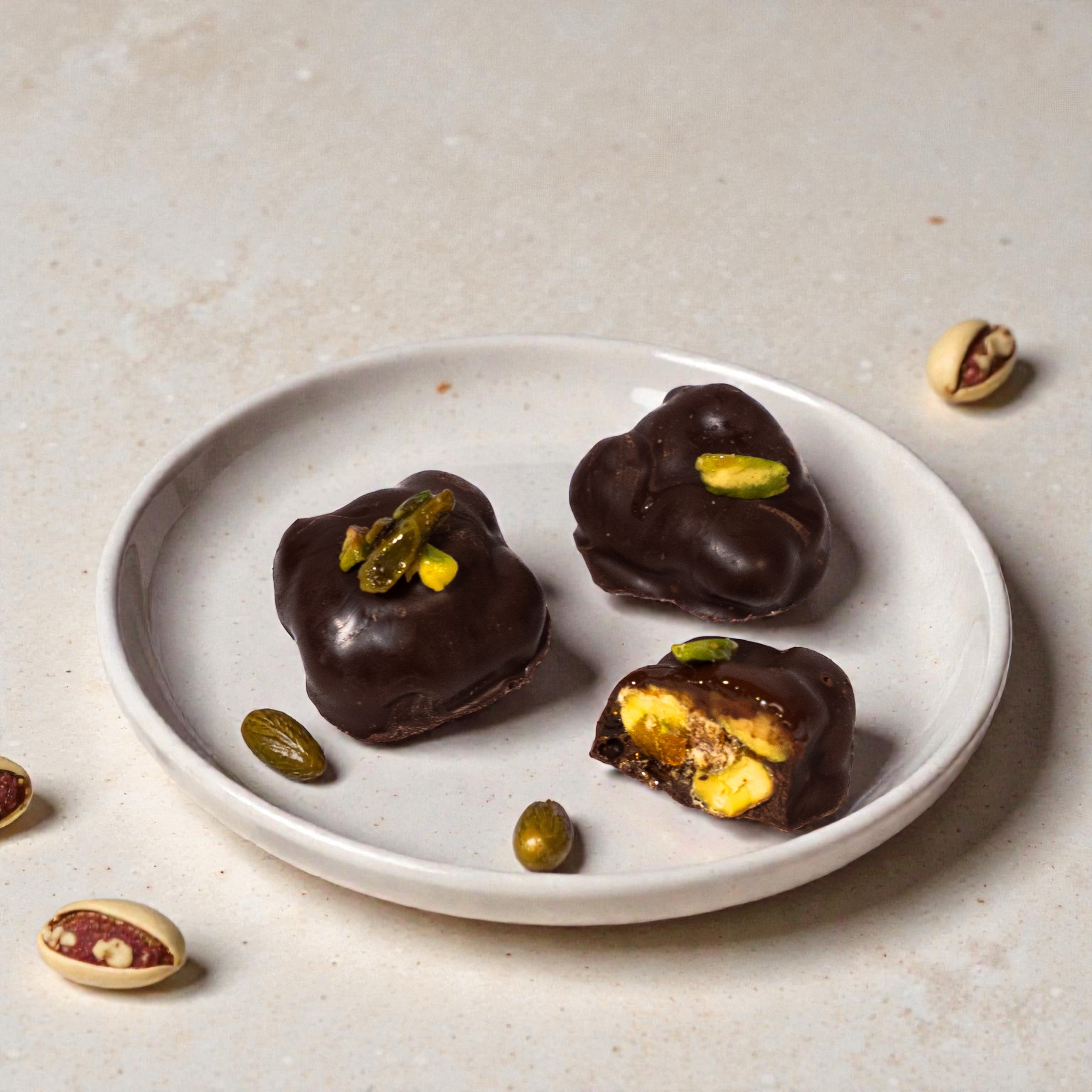 ZOROY Ramzan & Eid Mubarak Najma Chocolate Gift Box | Star Shaped Premium Dark Chocolate with Caramelised Pista Clusters | Festive Hamper for Gifting | 6 Nos