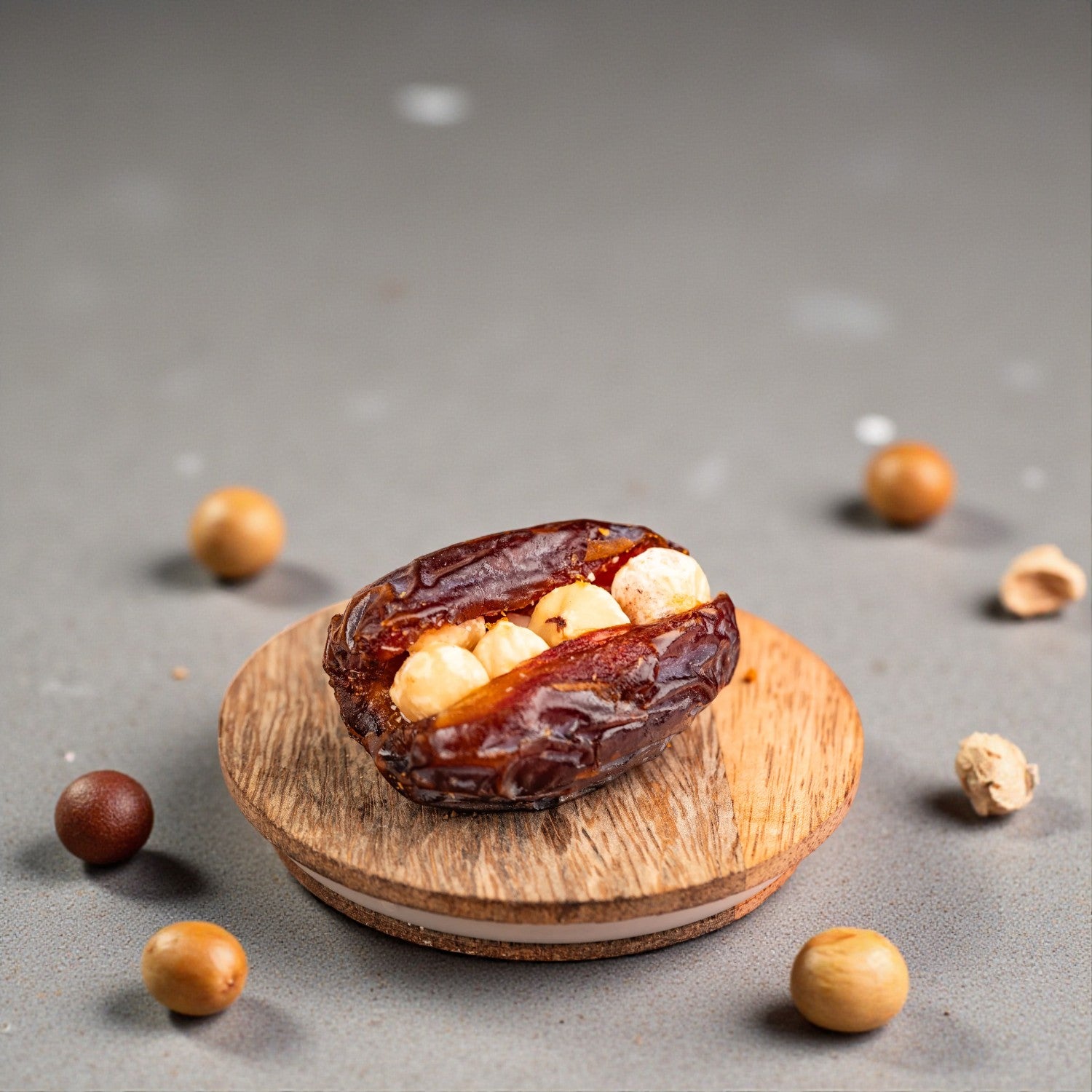 ZOROY Eid & Ramadan Iftar Sharing Keepsake Wooden Palm Box – Mamouls, Baklava, Dates & Chocolates