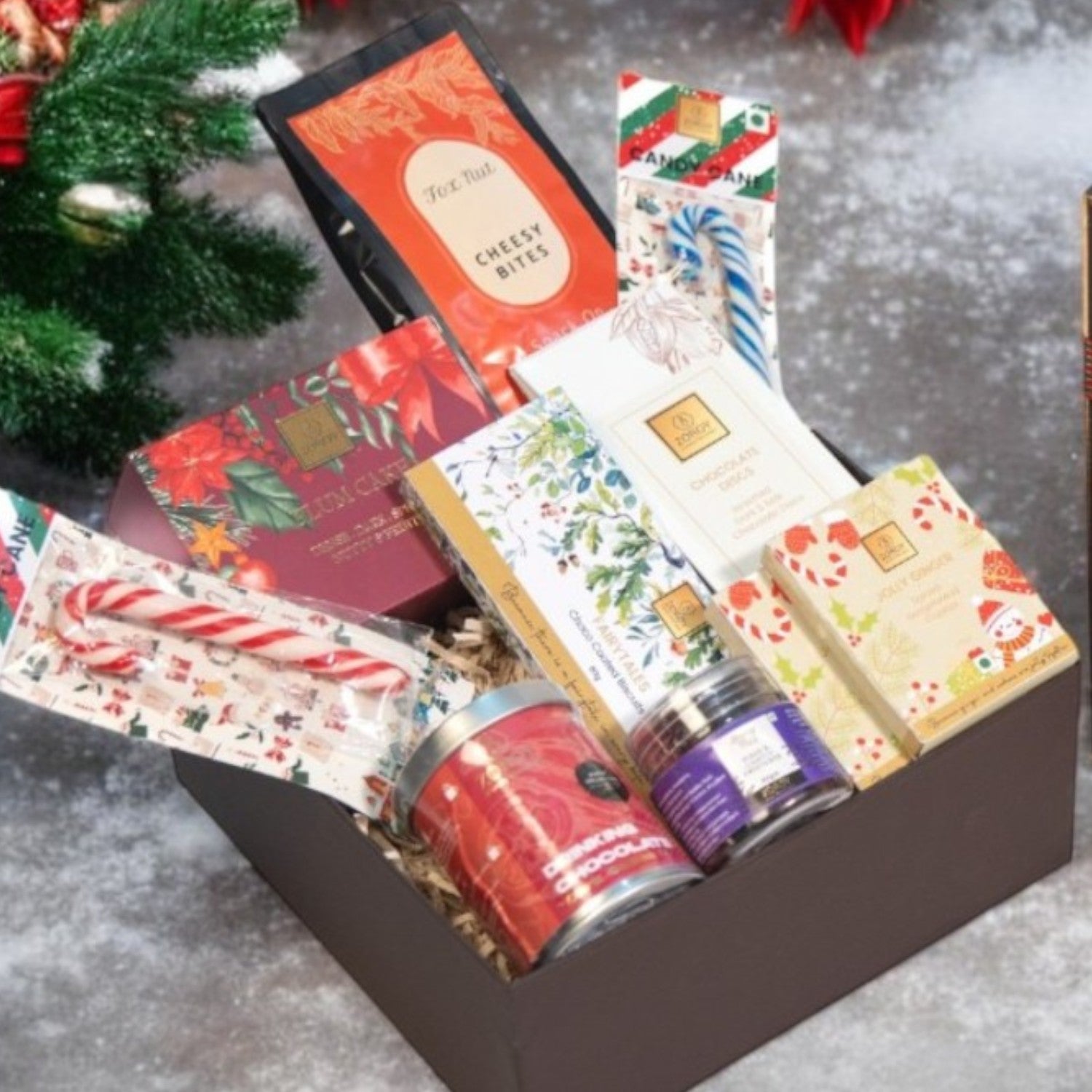 ZOROY SEASONAL ELEGANT TREATS HAMPER | Plum cake | gingerbread cookies | candy canes | berries | drinking chocolate | snacks |Chocolates | Ideal for Holiday Christmas New Year and Corporate Gifts