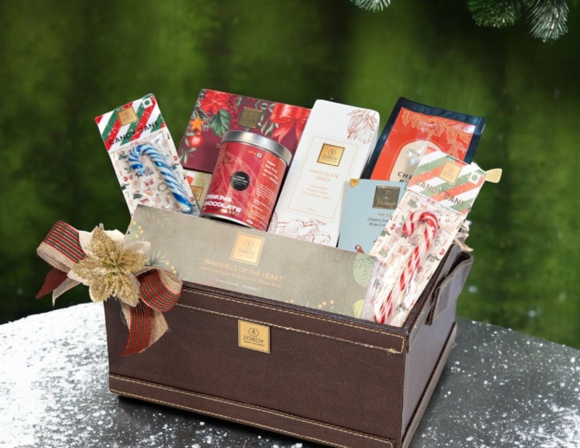 ZOROY LEATHER FEEL CLUB BASKET LARGE | Plum cake | candy canes| gingerbread cookies | raisin and rum flavored chocolate| Drinking chocolate | Ideal for Holiday Christmas New Year and Corporate Gifts