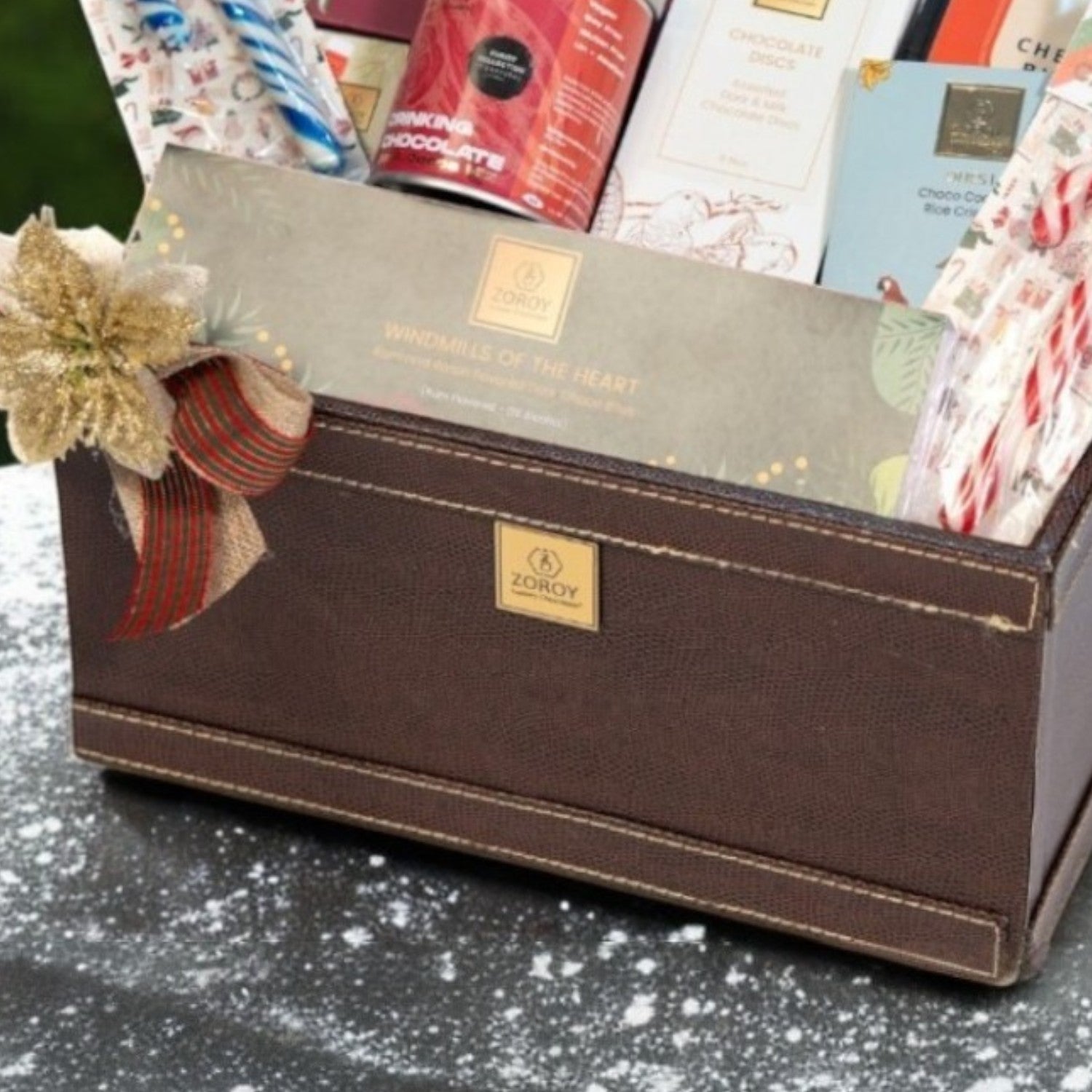 ZOROY LEATHER FEEL CLUB BASKET LARGE | Plum cake | candy canes| gingerbread cookies | raisin and rum flavored chocolate| Drinking chocolate | Ideal for Holiday Christmas New Year and Corporate Gifts