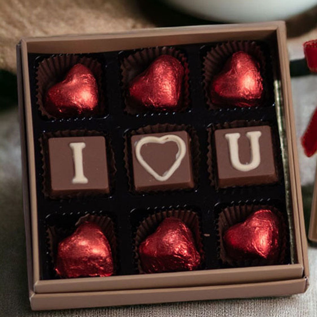 ZOROY Box of 9 Love stories- contains hearts and I Love You chocolates
